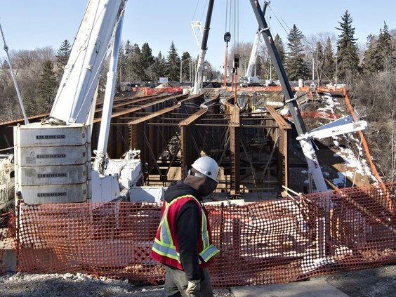 Buckling collapse of four steel I girders during erection, due to unbraced compression flanges