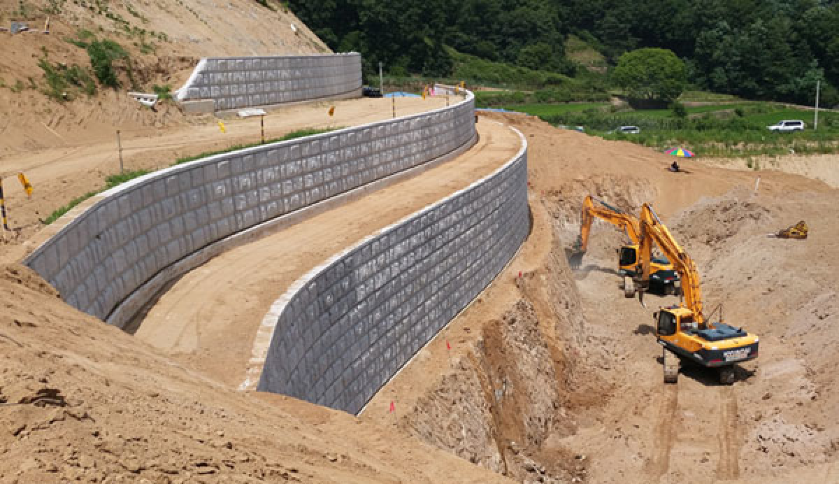 Retaining wall at excavation site