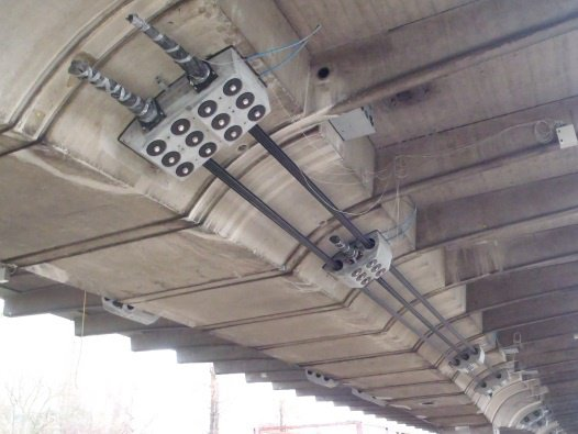 Post-tensioning on the outside of girders